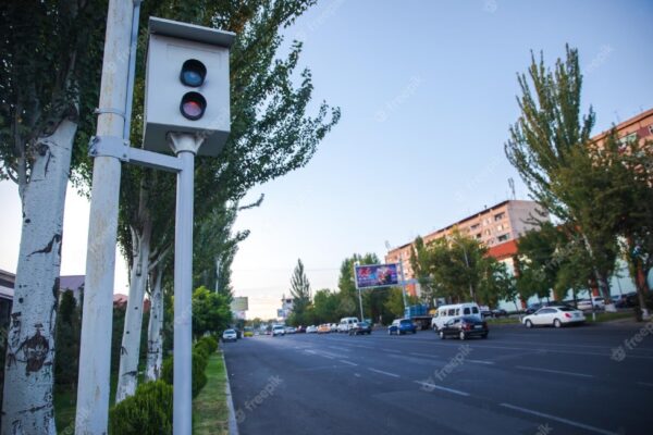 El exceso de velocidad es una de las principales causas de siniestros en la vía pública y, por ello, es fundamental que los conductores de vehículos de empresa estén bien informados sobre cómo evitar multas de radar. No solo es una cuestión de seguridad, sino también de ahorro. Las multas por exceso de velocidad pueden ser elevadas y, en muchas ocasiones, resultan desmesuradas. Es por ello que, en este artículo desde Area Alquiler, queremos ofrecer claves para evitar ser multados por los radares y, así, contribuir a una circulación más segura y responsable. Adecuar la velocidad es lo primero Los conductores de vehículos de empresa tienen una gran responsabilidad en la vía pública y deben ser conscientes de ello. La clave para evitar ser multados por los radares es adecuar la velocidad a las circunstancias de la vía. Es fundamental que el conductor tenga en cuenta factores como la visibilidad, el estado de la carretera, la presencia de otros vehículos, peatones y ciclistas, entre otros. Para evitar ser multado por los radares, es importante seguir algunos consejos: Parar si estamos cansados o estresados: el cansancio y el estrés pueden afectar negativamente la conducción, por lo que es fundamental descansar antes de retomar la marcha. Planificar las rutas con tiempo: al planificar las rutas con tiempo, no nos veremos obligados a correr para llegar a tiempo. Mantener una distancia de seguridad adecuada: es fundamental mantener una distancia de seguimiento adecuada para evitar multas. Conducir con prudencia y respetar las señales: es fundamental conducir con prudencia y las normas de circulación. Aplicaciones útiles para evitar multas de radar En la actualidad, existen una gran variedad de aplicaciones para conducir que nos pueden ayudar a detectar radares. Algunas de las más recomendables son: Google maps: está disponible tanto para Android como para iOS. Es la aplicación número uno en el mundo con más usuarios activos, y avisa de manera frecuente sobre los nuevos radares. Waze: es una aplicación que nos permite conocer en tiempo real la situación del tráfico, las obras, los accidentes y los radares. TomTom Speed Cameras: esta aplicación nos permite conocer la ubicación de los radares y recibir avisos en tiempo real sobre los mismos. Coyote: esta aplicación también nos permite conocer la ubicación de los radares en la carretera, aunque no es gratuita. Además de las aplicaciones, es importante tener en cuenta la tecnología que se encuentra en los vehículos. Algunos modelos cuentan con sistemas de alerta de radares, que permiten prevenir y evitar multas. Además, estos sistemas suelen estar conectados con el GPS, lo que permite conocer en tiempo real la ubicación de los radares y la velocidad permitida en cada tramo de la carretera. En resumen, para evitar multas de radar es esencial adecuar la velocidad y hacer uso de aplicaciones para conducir. Conducir con prudencia, respetar las señales de tráfico y usar el cinturón de seguridad son las claves para no ser multado por los radares y disfrutar de una circulación segura y eficiente. Recuerda que puedes contactar con nosotros si quieres alquilar una furgoneta industrial.