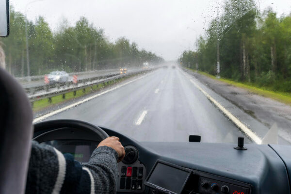 conducir camión con mal tiempo